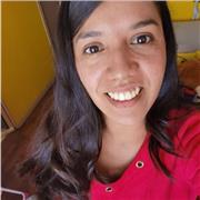 Profesora realiza clases de Lectoescritura a niños y niñas de educación básica